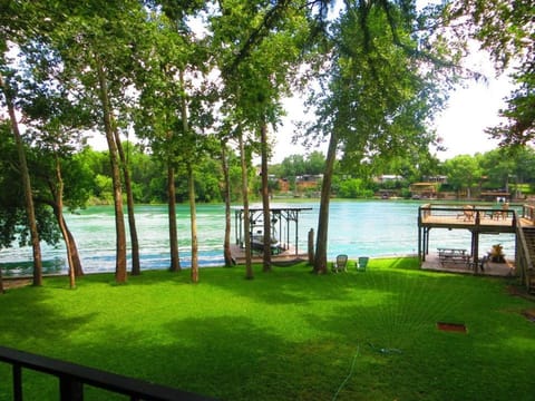 Paradise Haus on Lake Dunlap House in New Braunfels