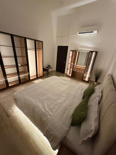 Bed, Living room, Photo of the whole room, Seating area, Bedroom