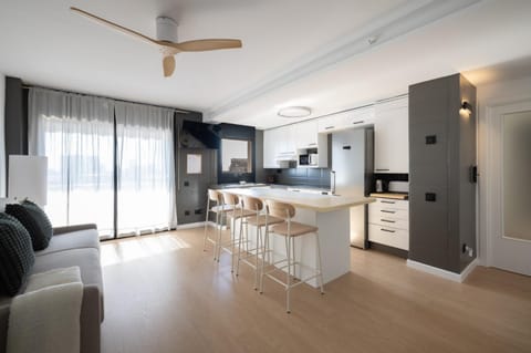 TV and multimedia, Kitchen or kitchenette, Living room, Seating area, Dining area, oven