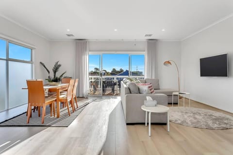TV and multimedia, Living room, Seating area, Dining area, Evening entertainment