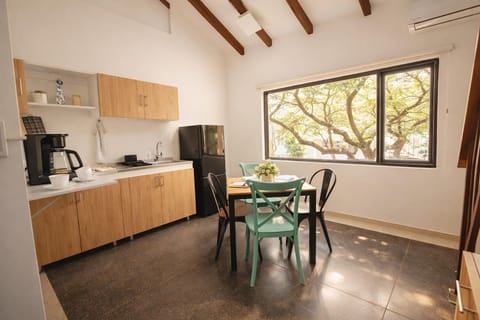 Kitchen or kitchenette, Dining area, air conditioner