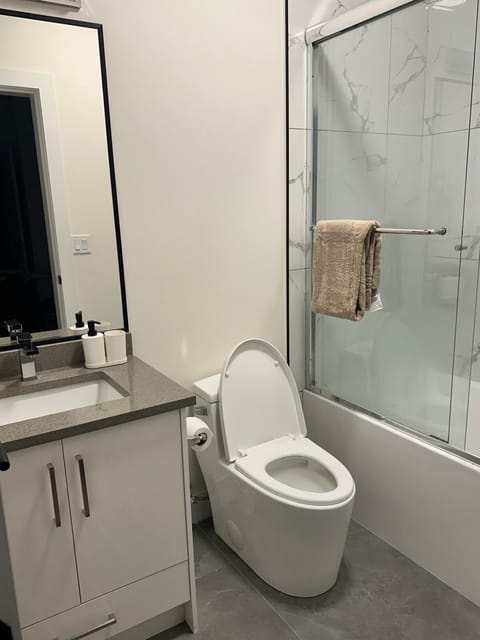 Cozy 2 Bedroom Suite in Burnaby Apartment in New Westminster