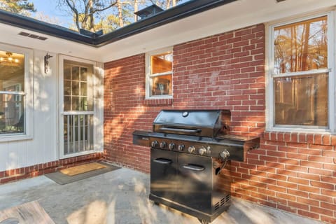 5BR Buckhead 4 Kings Near Lenox Fenced Yard House in Buckhead