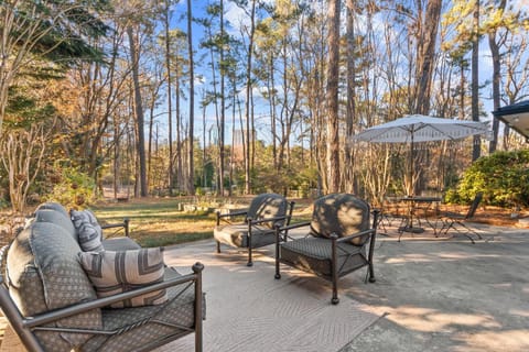 5BR Buckhead 4 Kings Near Lenox Fenced Yard House in Buckhead