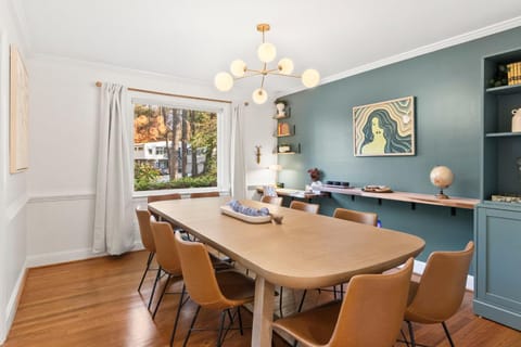 5BR Buckhead 4 Kings Near Lenox Fenced Yard House in Buckhead