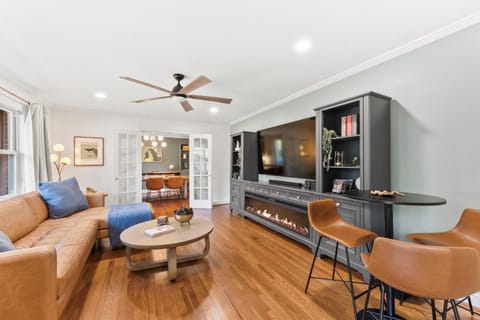 5BR Buckhead 4 Kings Near Lenox Fenced Yard House in Buckhead