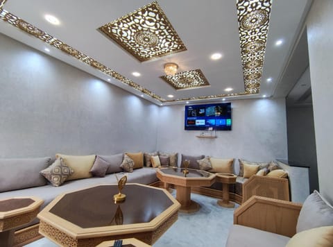 TV and multimedia, Living room, Decorative detail, Seating area, internet