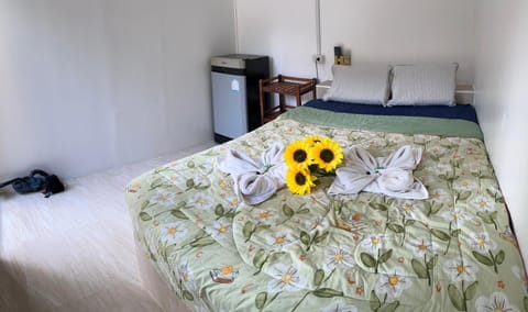 View (from property/room), Photo of the whole room, Text overlay, Area and facilities, furniture
