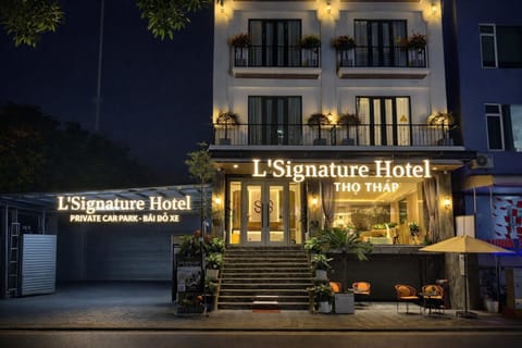 Property building, Night, Property logo or sign, Logo/Certificate/Sign, City view, Street view, Certificate/Award