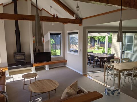 Communal lounge/ TV room, TV and multimedia, Dining area, Evening entertainment