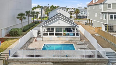 White Lotus Beach Retreat w Pool and Ocean Peek House in Crescent Beach