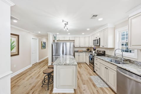 White Lotus Beach Retreat w Pool and Ocean Peek House in Crescent Beach