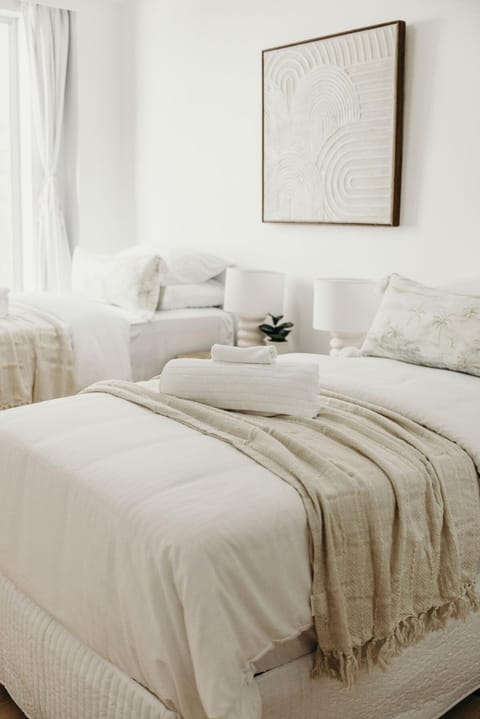 Bed, Bedroom, towels