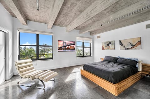 Bed, TV and multimedia, View (from property/room), Photo of the whole room, Seating area, Bedroom, Sea view