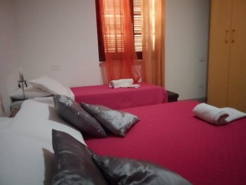 Camera tripla con bagno privato e aria condizionata Vacation rental in Olbia