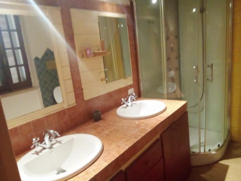 Camera tripla con bagno privato e aria condizionata Vacation rental in Olbia