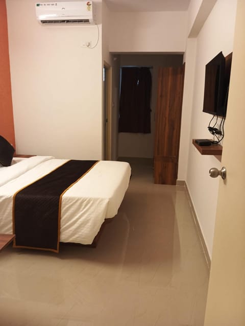 Bed, TV and multimedia, Photo of the whole room, Bedroom, air conditioner
