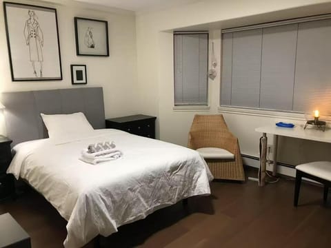 Seating area, Bedroom, wardrobe