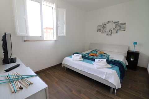 Bed, TV and multimedia, Photo of the whole room, Bedroom
