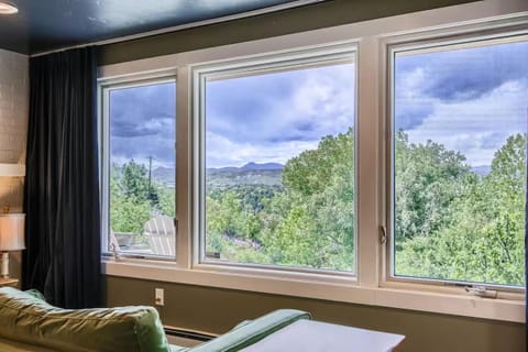 Spacious Suite Mtn Views Peaceful & Private Apartment in Applewood