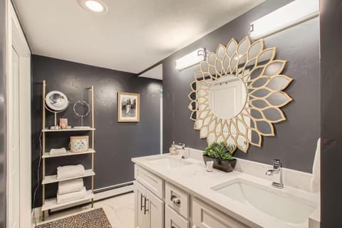 Spacious Suite Mtn Views Peaceful & Private Apartment in Applewood