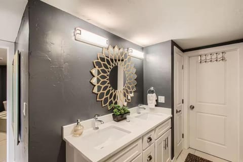 Spacious Suite Mtn Views Peaceful & Private Apartment in Applewood