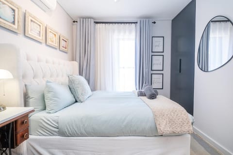 129 Paarl 2 Bedroom Lux Aprt With Parking & Aircon Apartment in Cape Town