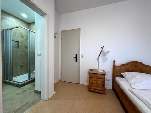 Shower, TV and multimedia, Bedroom