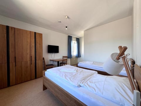 Bed, TV and multimedia, Photo of the whole room, Bedroom, wardrobe
