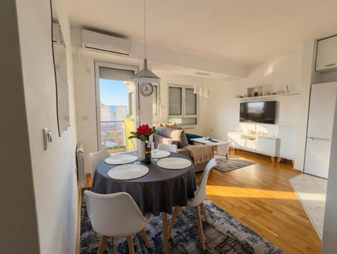 Kitchen or kitchenette, Living room, Seating area, Dining area, pet friendly, air conditioner
