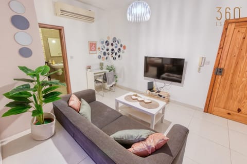 Communal lounge/ TV room, TV and multimedia, Living room, Seating area, Evening entertainment, air conditioner