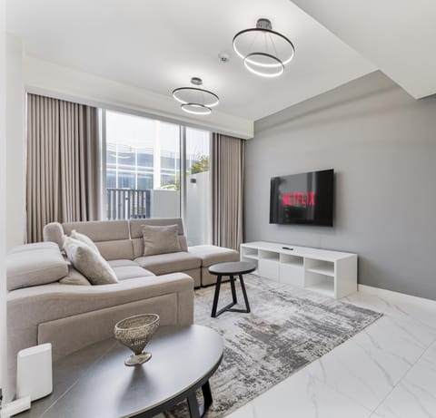 TV and multimedia, Living room, Seating area, Evening entertainment