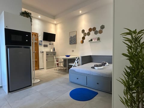 Bed, TV and multimedia, Living room, Seating area, Dining area, oven