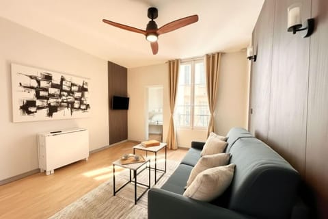 TV and multimedia, Living room, Seating area, air conditioner
