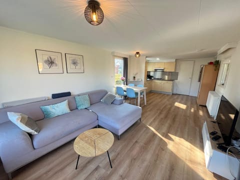 TV and multimedia, Kitchen or kitchenette, Living room, Seating area, Dining area