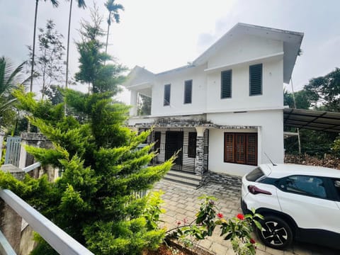 Property building, Garden, Parking
