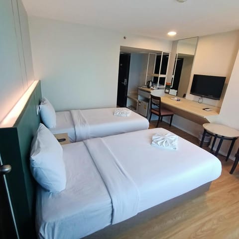 Bed, TV and multimedia, Photo of the whole room, Seating area, Bedroom, hair dresser, towels