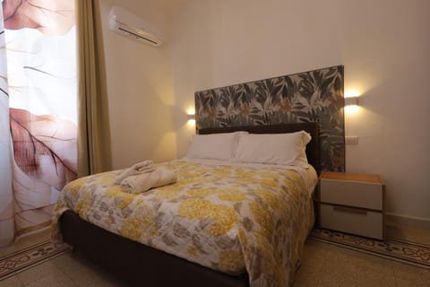 Bed, Bedroom, air conditioner
