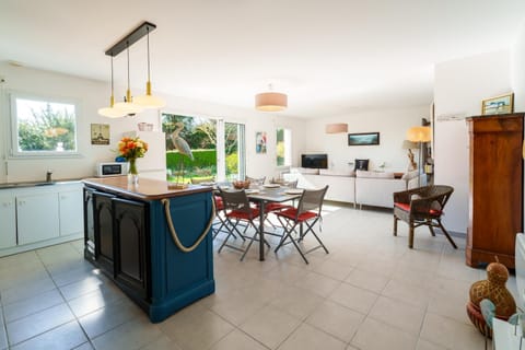 Living room, Banquet/Function facilities, kitchen