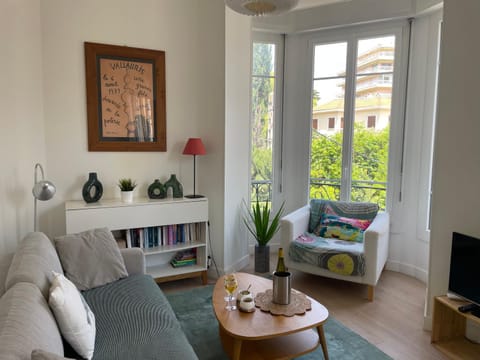 Living room, Seating area, air conditioner