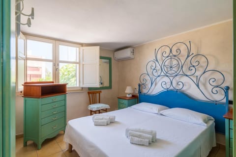 Bed, towels, air conditioner