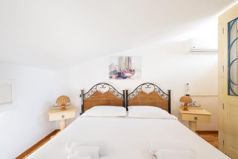 Bed, Bedroom, air conditioner