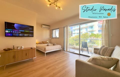 Bed, TV and multimedia, Living room, Photo of the whole room, air conditioner