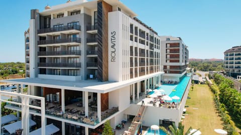 Property building, Day, People, Pool view, Swimming pool, sunbed