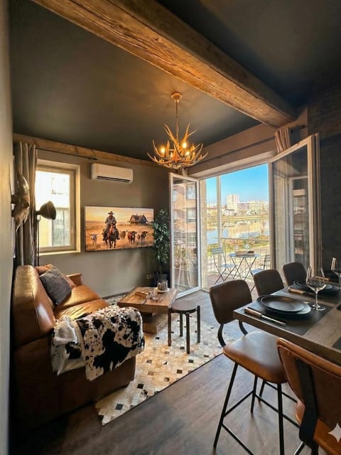 TV and multimedia, View (from property/room), Living room, Decorative detail, Dining area, River view, air conditioner
