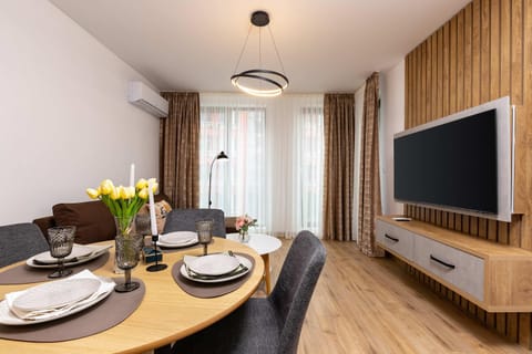 Communal lounge/ TV room, TV and multimedia, Living room, Seating area, Dining area