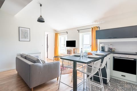 TV and multimedia, Coffee/tea facilities, Kitchen or kitchenette, Living room, Seating area, Dining area, oven, stove