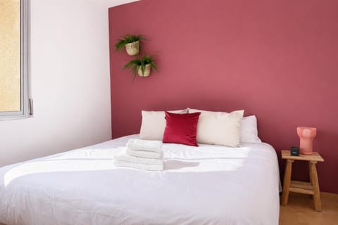 Bed, Bedroom, towels