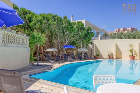 Patio, Day, Pool view, Swimming pool, sunbed
