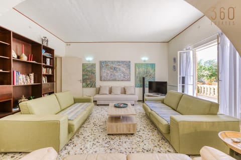 Communal lounge/ TV room, Library, TV and multimedia, Living room, Seating area, Evening entertainment